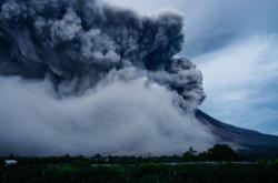 日本樱岛火山喷发，烟柱高达2700米的震撼瞬间