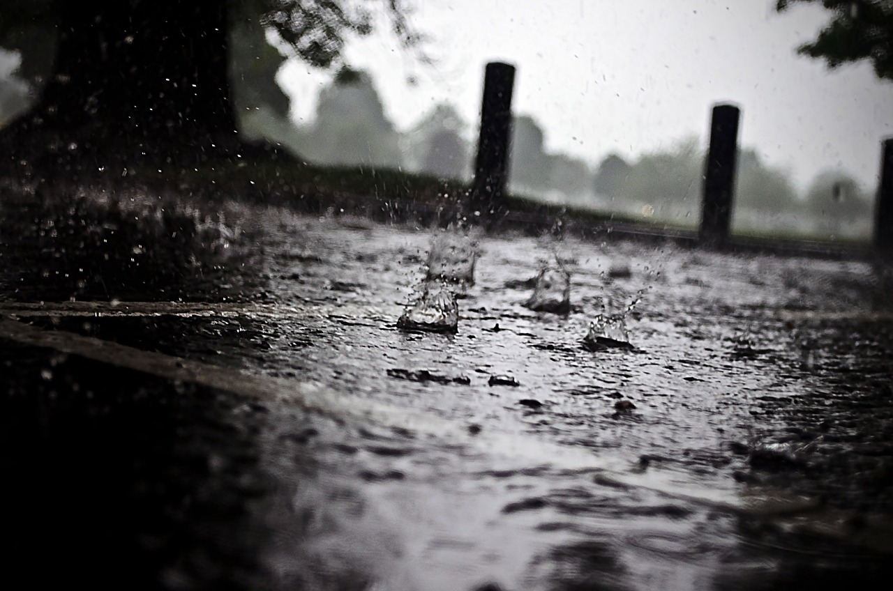 实拍广东梅州多地洪水，暴雨中的坚守与救援