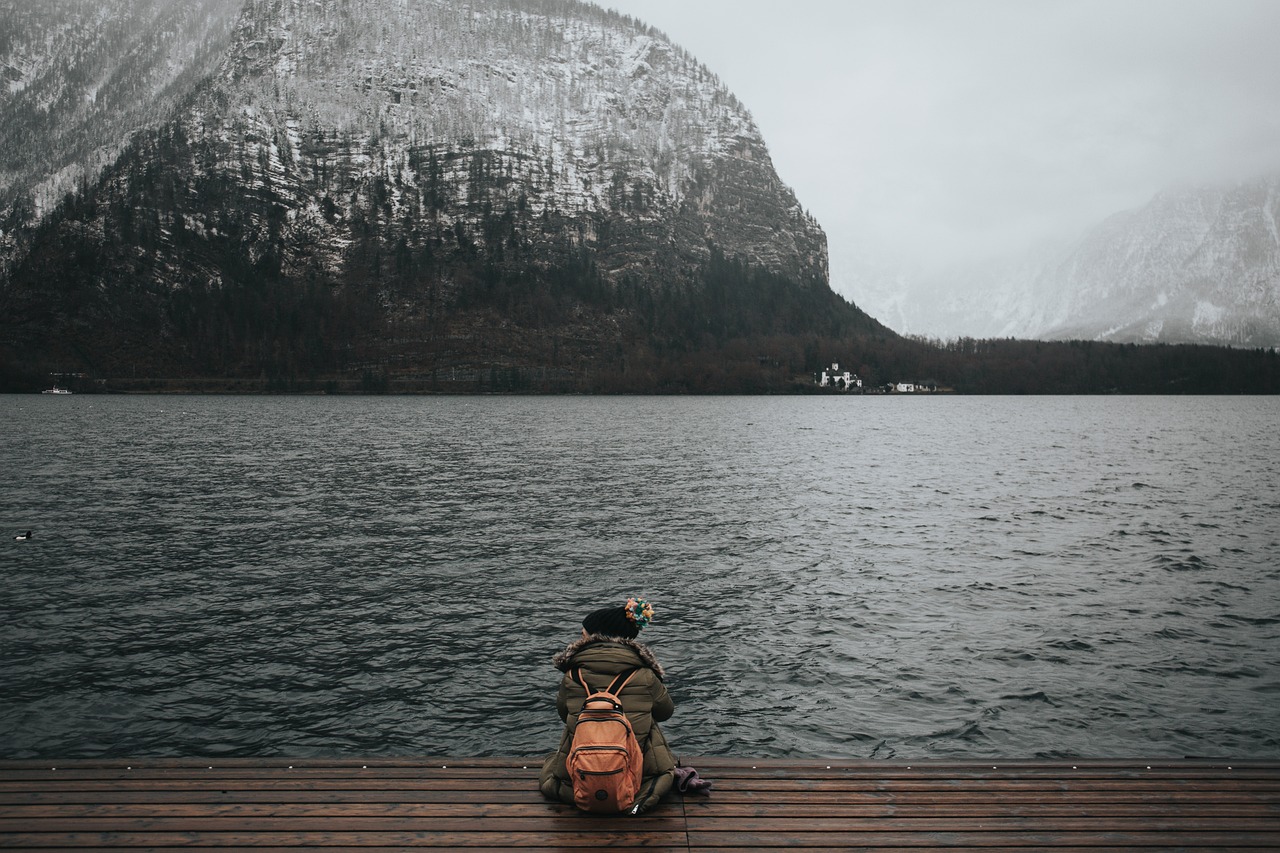 海南四人游泳遭遇海浪，三人失联，一人获救