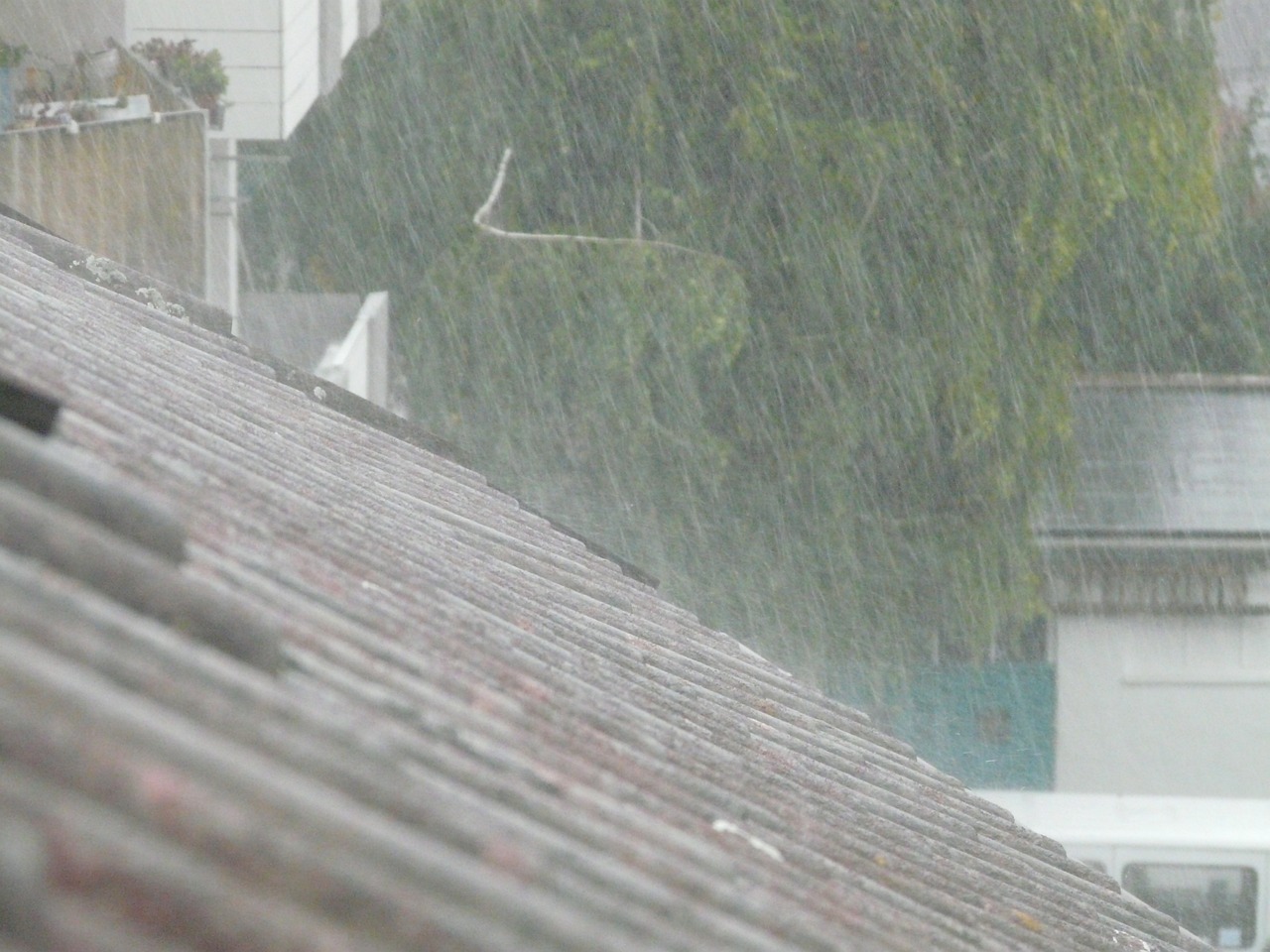 实拍西安暴雨城市内涝，一场与水共舞的考验