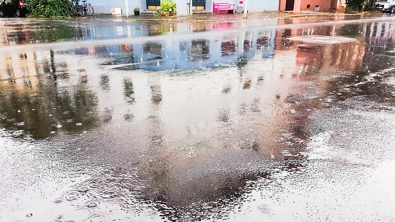 实拍西安暴雨城市内涝，一场与水共舞的考验